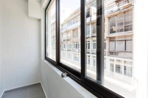 Zimmer mit Fenster und Blick auf ein Gebäude in der Unterkunft John Central Suites in Thessaloniki