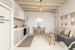 ein Wohnzimmer mit einem Sofa und einem Tisch in der Unterkunft Cavos Paros Boho Chic sea-view apartment in Aliki in Aliki