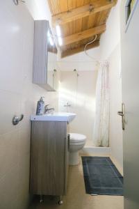 een badkamer met een wastafel en een toilet bij Our Mantra 