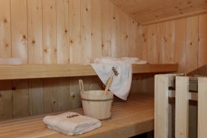 a sauna with towels and a bucket in it at Ferienhaus Hirschkopf in Mauth