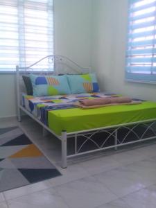 Postel nebo postele na pokoji v ubytování Homestay Adilah B