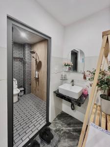 a bathroom with a sink and a toilet at Nhà nghỉ IZUMI Phương Trang in Vung Tau