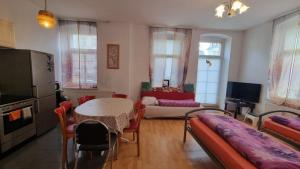 - un salon avec une table et un canapé dans l'établissement Apartment Karin, à Dresde