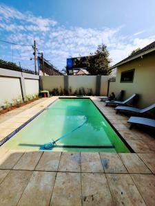 una piscina con tubo in cortile di 136 on 4th a Johannesburg
