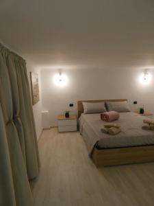 1 dormitorio con 2 camas y 2 luces encendidas en CASA SIMONETTA, en Bari