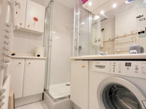 een wasmachine in een badkamer met een douche bij Appartement Six-Fours-les-Plages, 3 pièces, 4 personnes - FR-1-316-50 in Six-Fours-les-Plages
