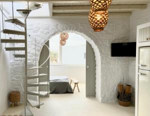 Habitación con escalera de caracol y dormitorio en Cavos Paros Boho Chic sea-view apartment in Aliki, en Aliki