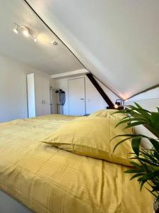 a bedroom with a yellow bed with a ceiling at Ferienwohnung Viktring 4-5 Pers. in Klagenfurt