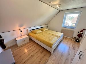 1 dormitorio con 1 cama y ventana en una habitación en Ferienwohnung Viktring 4-5 Pers., en Klagenfurt