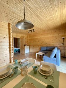 Toscana Camp في بوغورزيلكا: غرفة معيشة مع طاولة وأريكة زرقاء