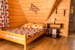 a bedroom with a bed in a log cabin at Willa U Góralki in Murzasichle