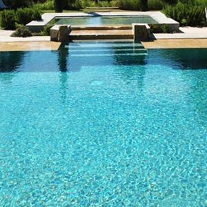 ヴェゾン・ラ・ロメーヌにあるGîte Petite Maison Le Jardinの大きな青い水のプール(噴水付)