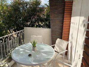 a white table and chairs on a balcony at Joli T2, Terrasse et Jardin, Idéal pour familles, à 15 min de l'aéroport Roissy CDG in Tremblay En France