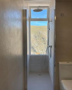 Kúpeľňa v ubytovaní NUEVO, primera linea de playa, con piscina y vistas al mar