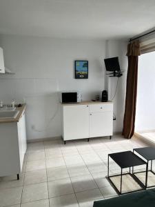 Televízia a/alebo spoločenská miestnosť v ubytovaní Studio cabine Frontignan Plage