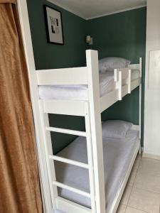 Poschodová posteľ alebo postele v izbe v ubytovaní Studio cabine Frontignan Plage