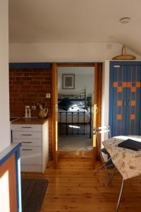 Habitación con cocina y dormitorio con cama. en Cwm Lodge, an idyllic retreat in the heart of Herefordshire! en Hereford