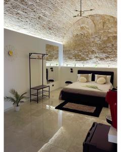 ein Schlafzimmer mit einem Bett und einem Tisch darin in der Unterkunft Suite Whiteflower in Bari