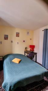 1 dormitorio con 1 cama con edredón azul en Très sympa appartement à cote de la gare, en Persan