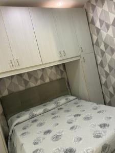 Кровать или кровати в номере Mare Fuori Appartment Napoli