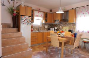 una cucina con tavolo e frigorifero di House of the Sun a Kavala
