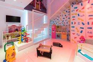 a childs room with a play room with a toy house at Hotel del Juguete in Ibi