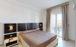 Un pat sau paturi într-o cameră la Monte Sarago Villas