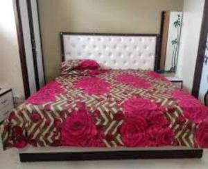 Een bed of bedden in een kamer bij OYO Home Safe In
