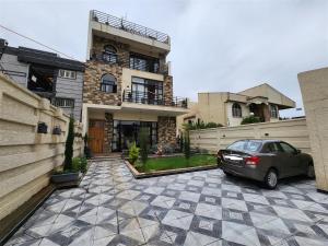 亚的斯亚贝巴Sora Addis BnB的停在房子前面的汽车