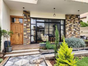 una puerta delantera de una casa con plantas en Sora Addis BnB en Addis Abeba