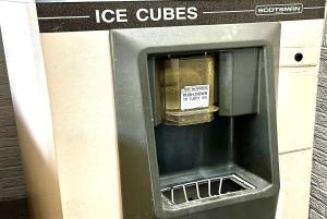 un cubo de hielo en Days Inn by Wyndham Charlotte Northlake en Charlotte