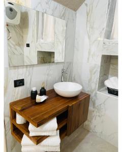 ein Bad mit einem Waschbecken und einem Spiegel in der Unterkunft Suite Whiteflower in Bari