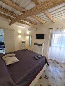 um quarto com uma cama grande num quarto em Tra i Mari em Trapani