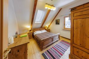 sypialnia z łóżkiem i biurkiem w obiekcie Korunka w mieście Tatarów
