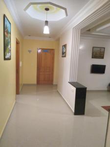 ein leeres Zimmer mit Flur mit Tür in der Unterkunft Villa Saraya in Mehdiya-Plage