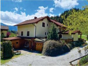 a large house in the middle of a yard at Pferdehof Reitingau in Mautern in Steiermark