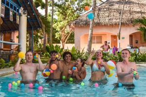 un gruppo di persone che giocano con le palle in piscina di Mad Monkey Panglao a Panglao