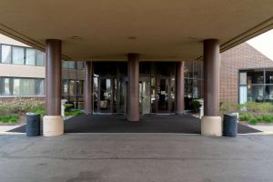 un grand bâtiment avec des colonnes au milieu dans l'établissement Quality Inn & Suites Orland Park - Chicago, à Orland Park