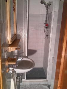 uma casa de banho com um lavatório e um chuveiro em Villetta sul Mare em Camogli