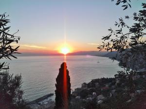 una vista sul tramonto sull'oceano di Villetta sul Mare a Camogli