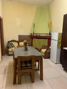 uma cozinha e sala de estar com uma mesa e um frigorífico em Rustic cottage in Montalbano jonico em Montalbano Ionico
