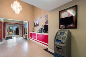 uma máquina de multibanco num quarto com um restaurante em Rodeway Inn em Columbia