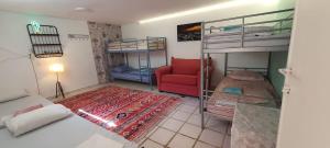 Ein Etagenbett oder Etagenbetten in einem Zimmer der Unterkunft רוג'ום גסטהאוס Rujum