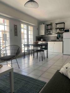 cocina con mesa y sillas en una habitación en Duplex sur le port du Croisic, en Le Croisic