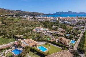 uma vista aérea de uma casa com piscina e uma cidade em Villa Eu Figueral by JS Villas em Port de Pollença