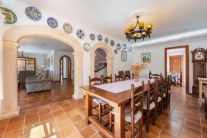 uma sala de jantar e sala de estar com mesa e cadeiras em Villa Eu Figueral by JS Villas em Port de Pollença