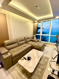 a living room with a couch and a table at LuxSL LuxuryStyleofLife 4 in Pattaya