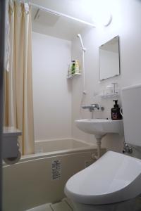 La salle de bains est pourvue de toilettes blanches et d'un lavabo. dans l'établissement Nara Ryokan - Vacation STAY 49560v, à Nara