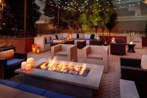 d'une terrasse avec des canapés et un foyer extérieur. dans l'établissement SpringHill Suites by Marriott Atlanta Buckhead, à Atlanta