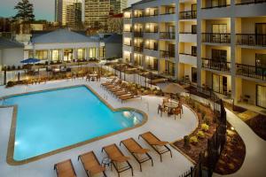 an overhead view of a hotel with a pool and patio furniture at Courtyard by Marriott Perimeter Center in Atlanta